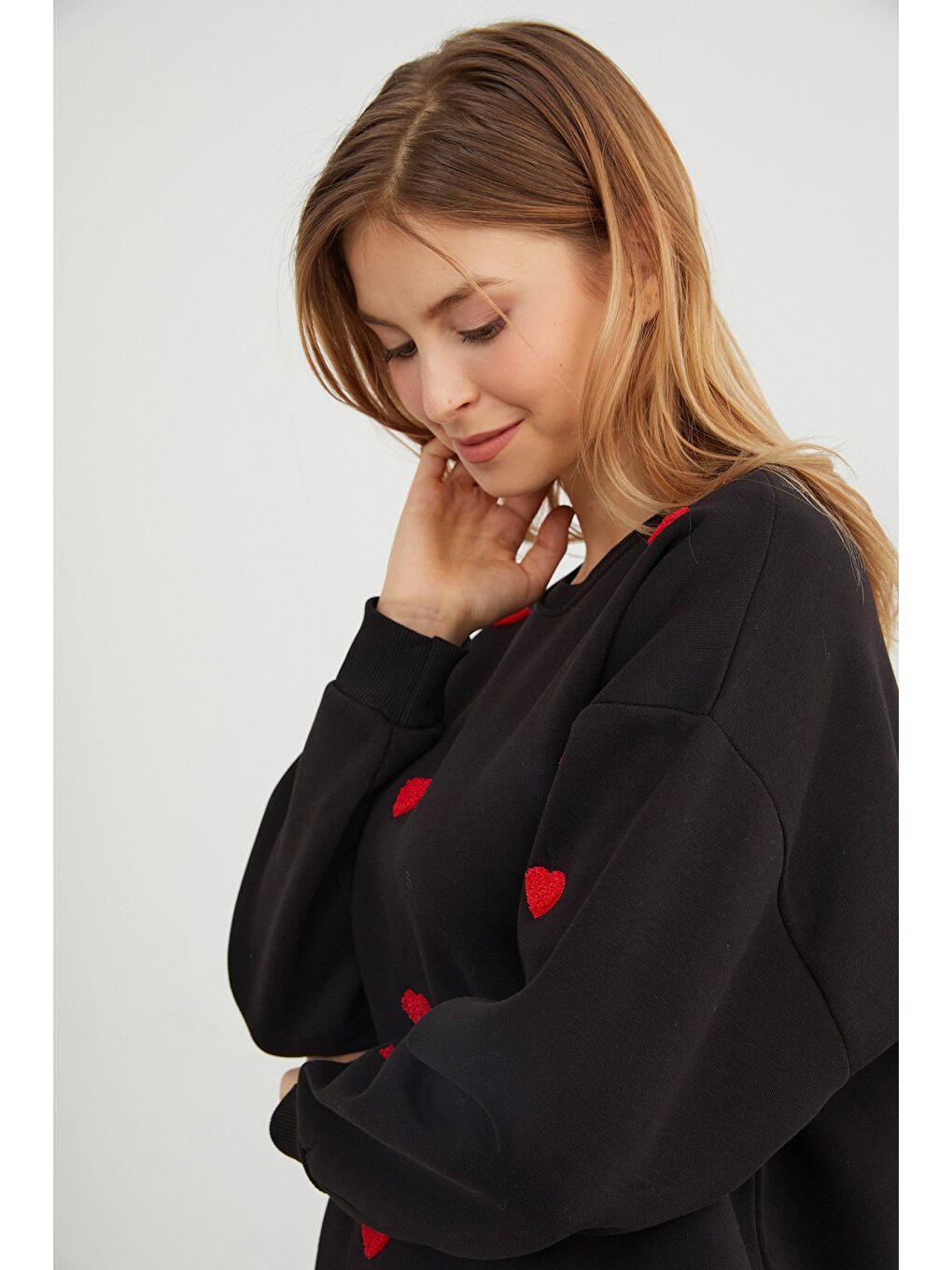 Siyah 3 İplik Kalp Nakışlı Oversize Sweatshirt-1