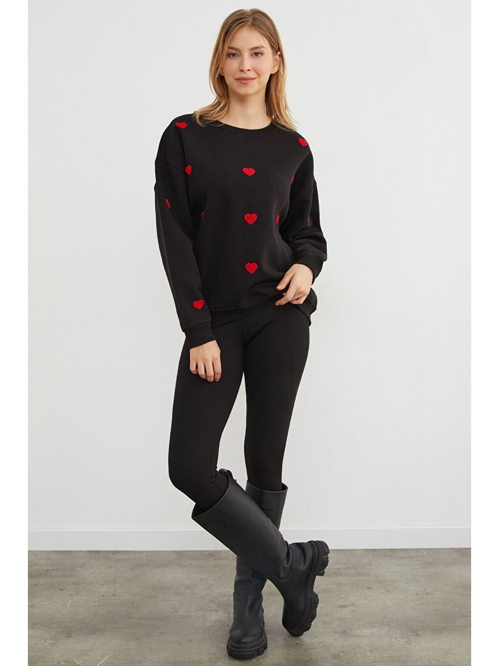 Siyah 3 İplik Kalp Nakışlı Oversize Sweatshirt-4