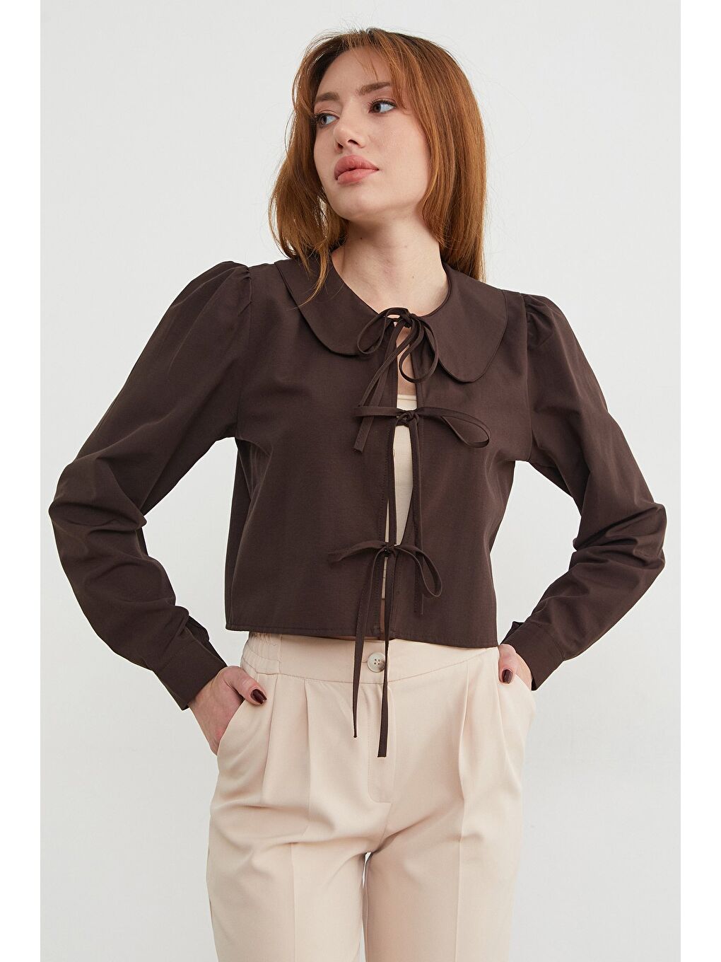 Kahverengi Bebe Yaka Önden Bağlamalı Crop Bluz-1