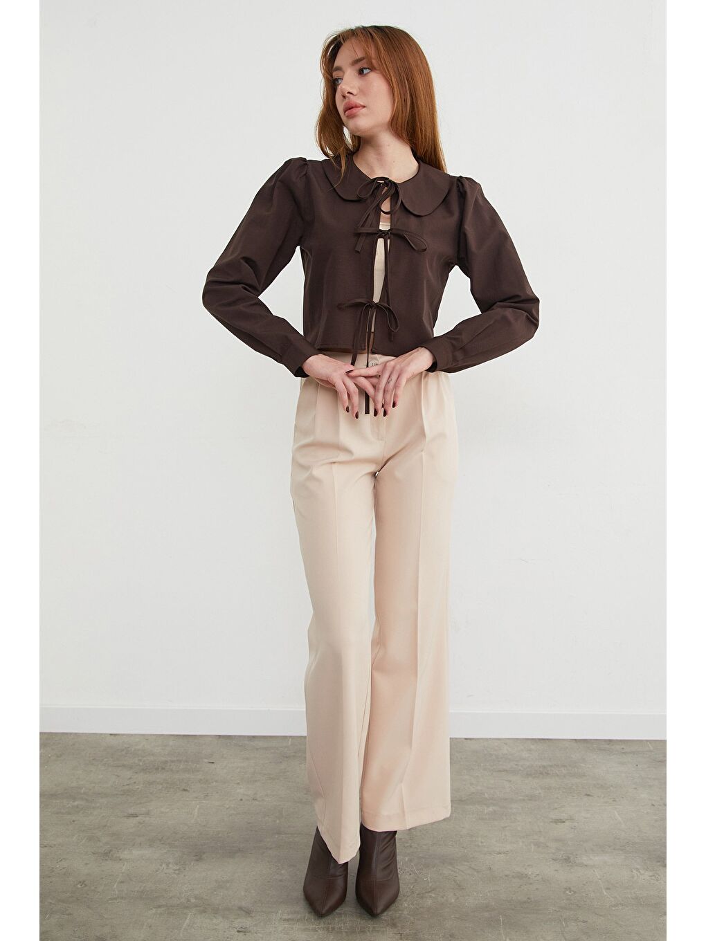 Kahverengi Bebe Yaka Önden Bağlamalı Crop Bluz-2