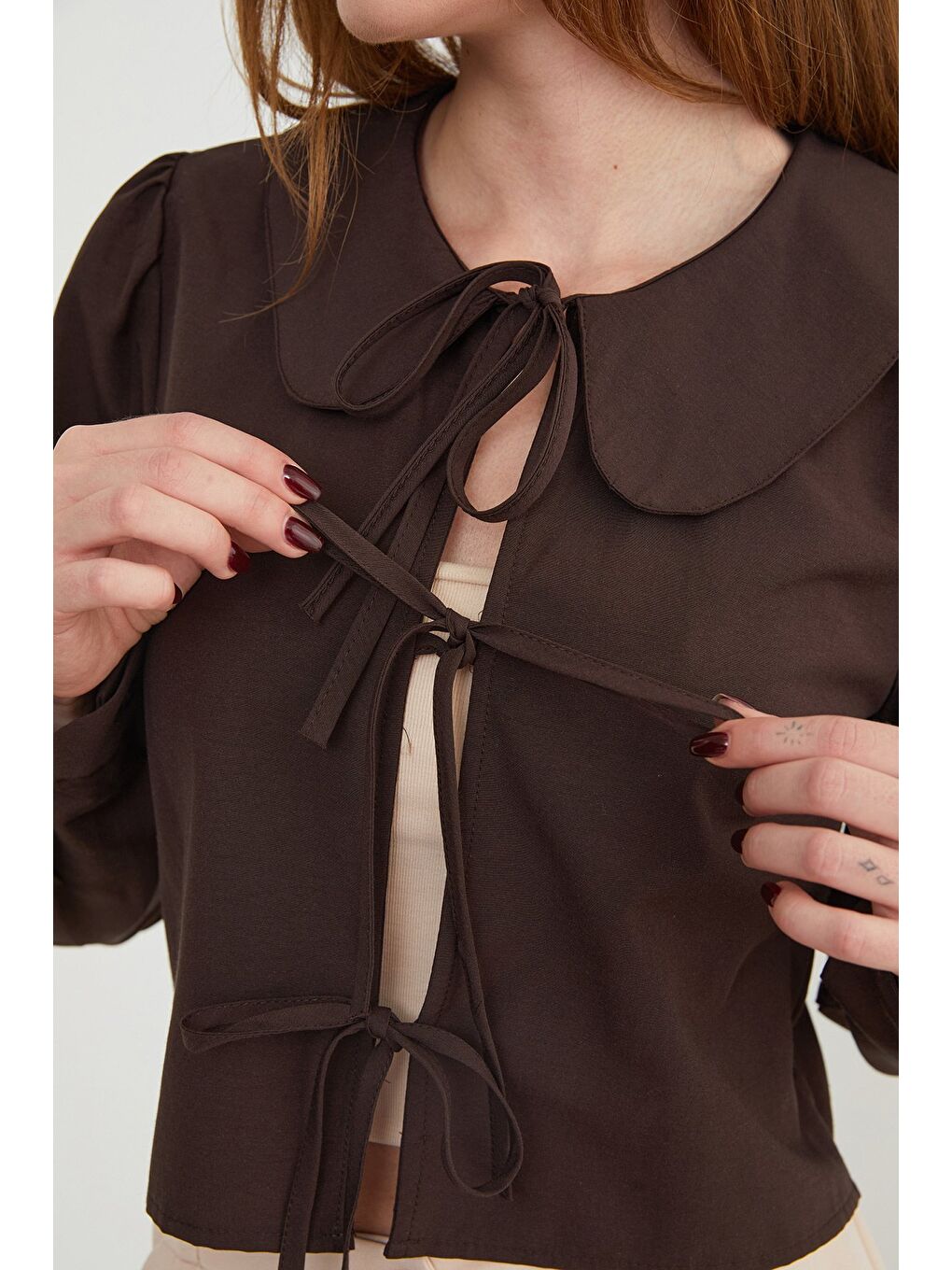 Kahverengi Bebe Yaka Önden Bağlamalı Crop Bluz-3