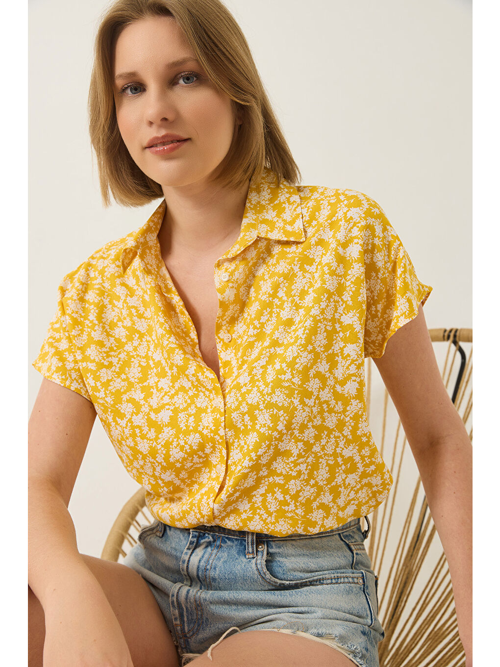 Sarı Kadın Desenli Yarasa Kol Viskon Gömlek
