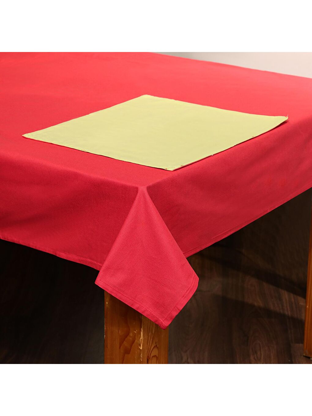 Kırmızı Pamuklu Masa Örtüsü (140x180)-3