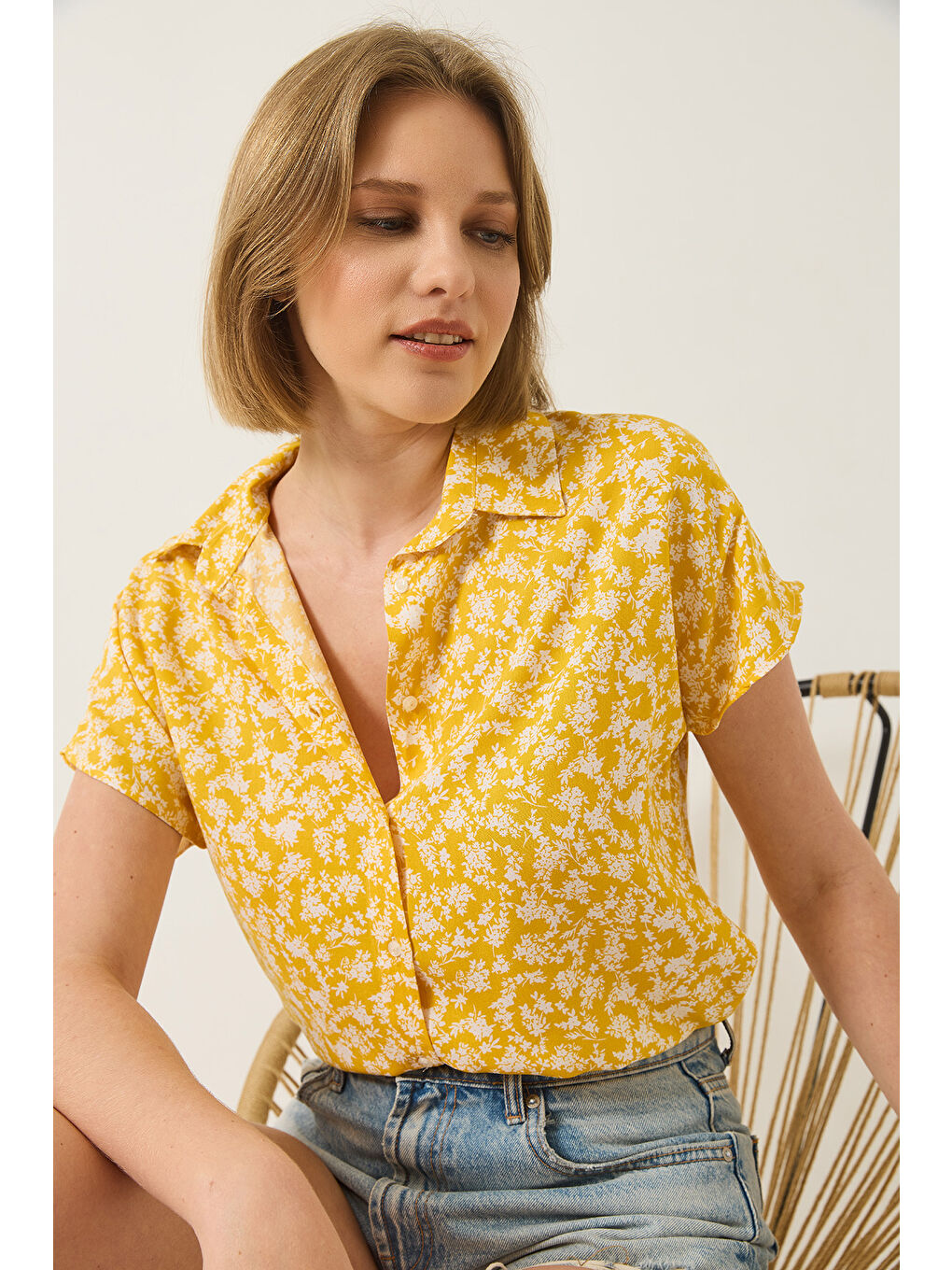 Sarı Kadın Desenli Yarasa Kol Viskon Gömlek-1
