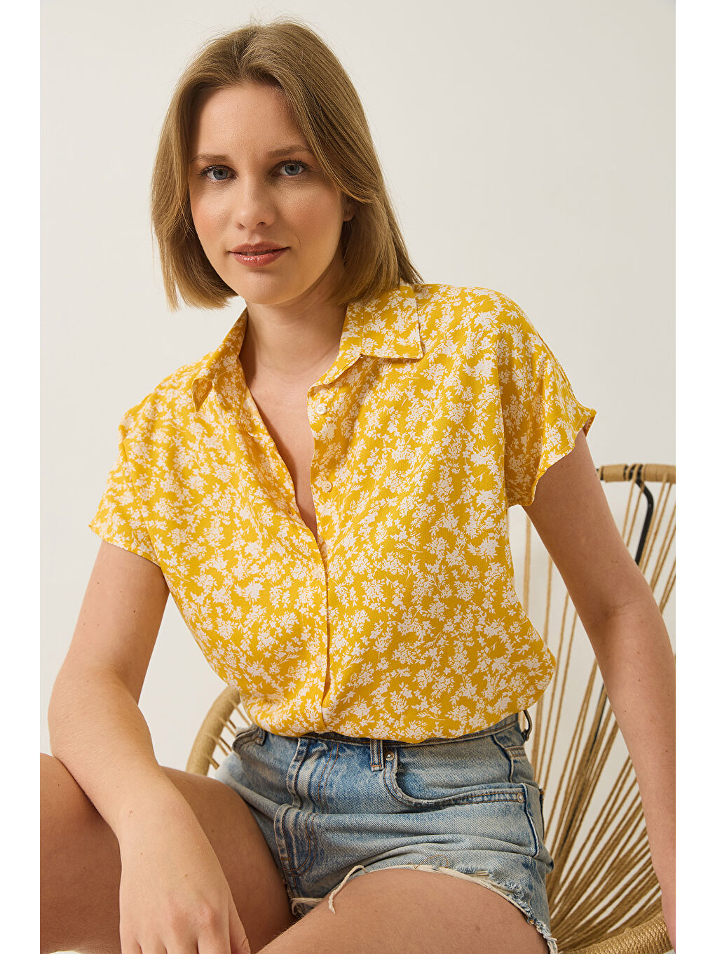 Sarı Kadın Desenli Yarasa Kol Viskon Gömlek-2