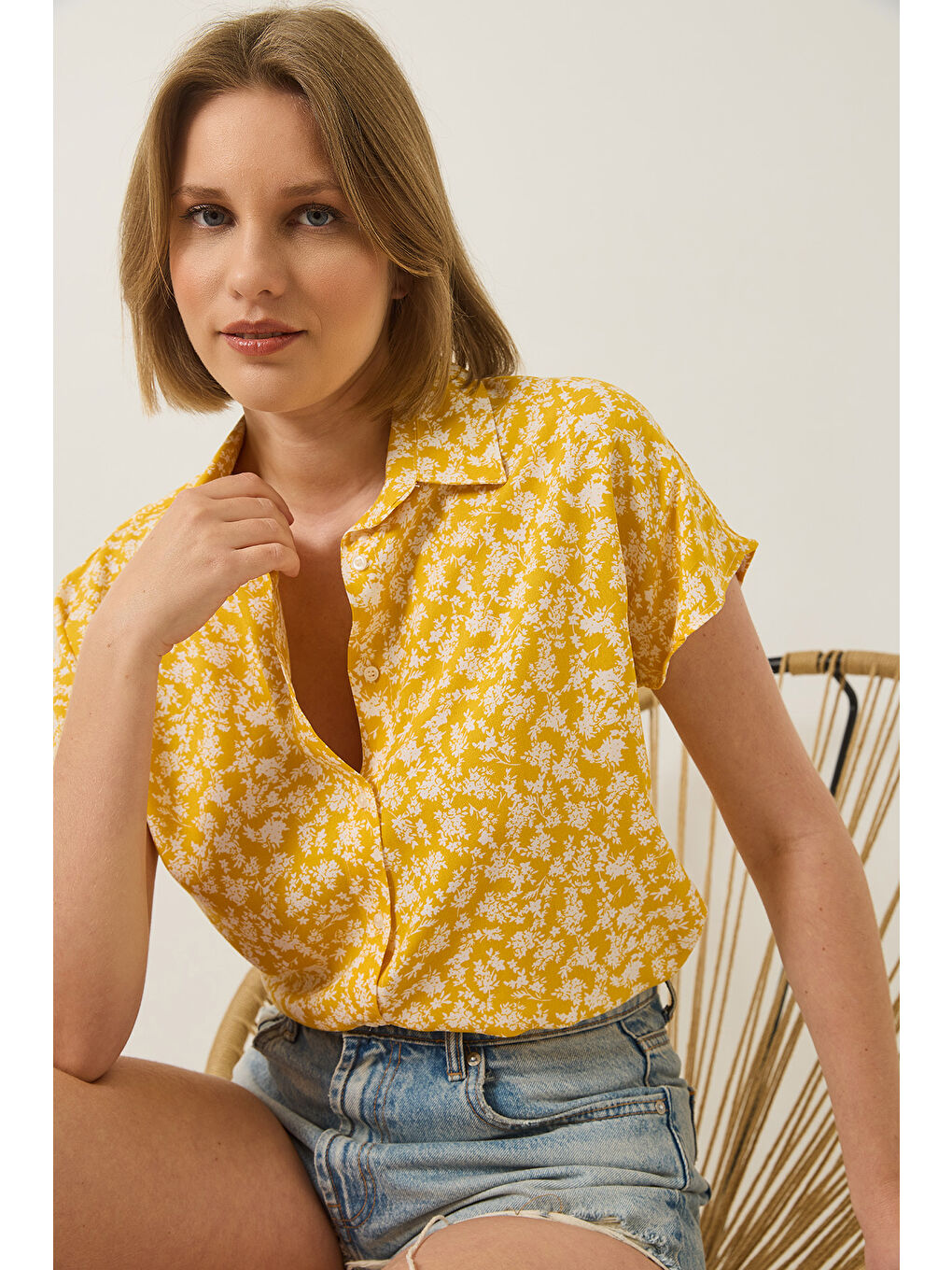 Sarı Kadın Desenli Yarasa Kol Viskon Gömlek-3