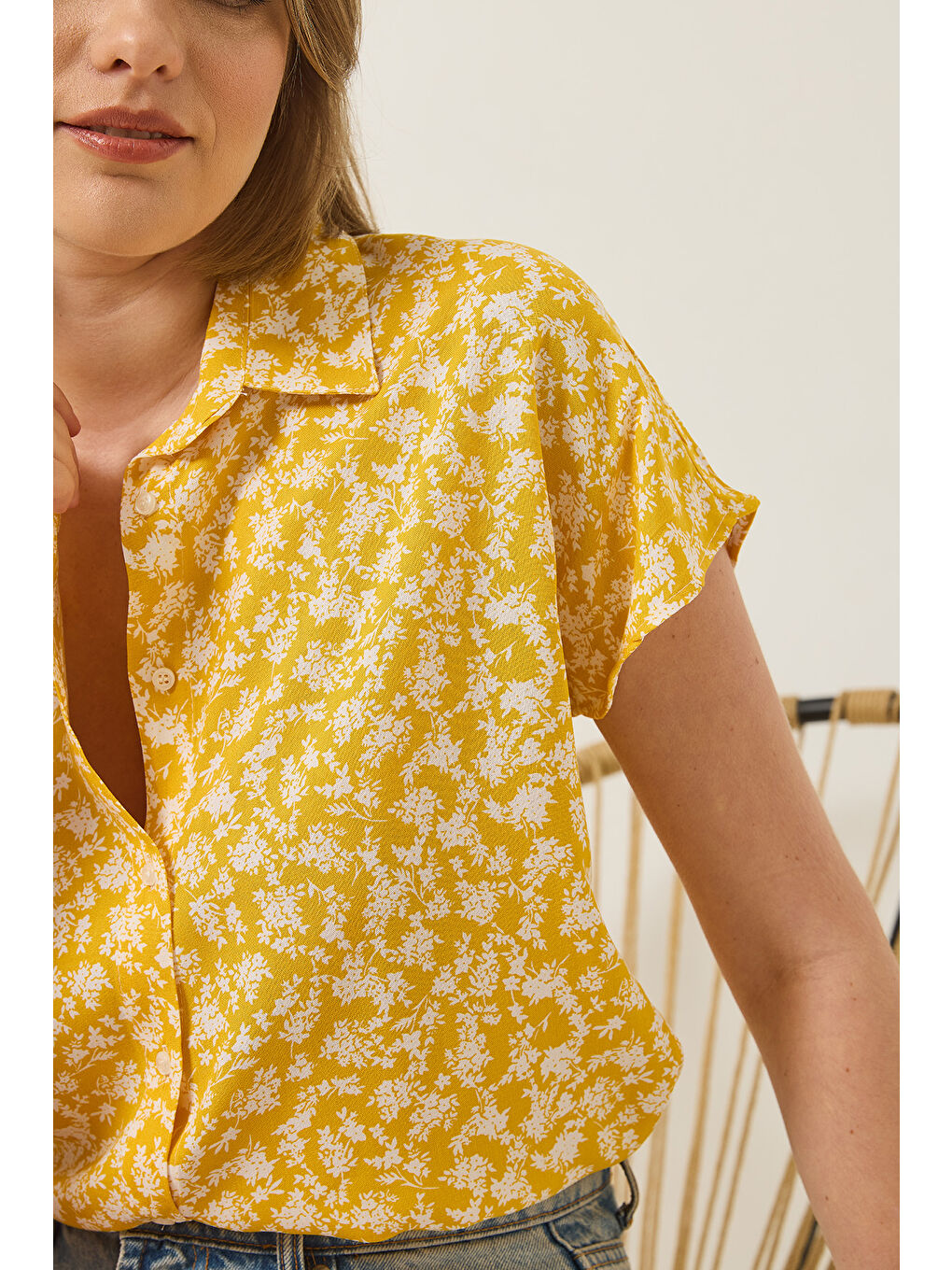 Sarı Kadın Desenli Yarasa Kol Viskon Gömlek-5
