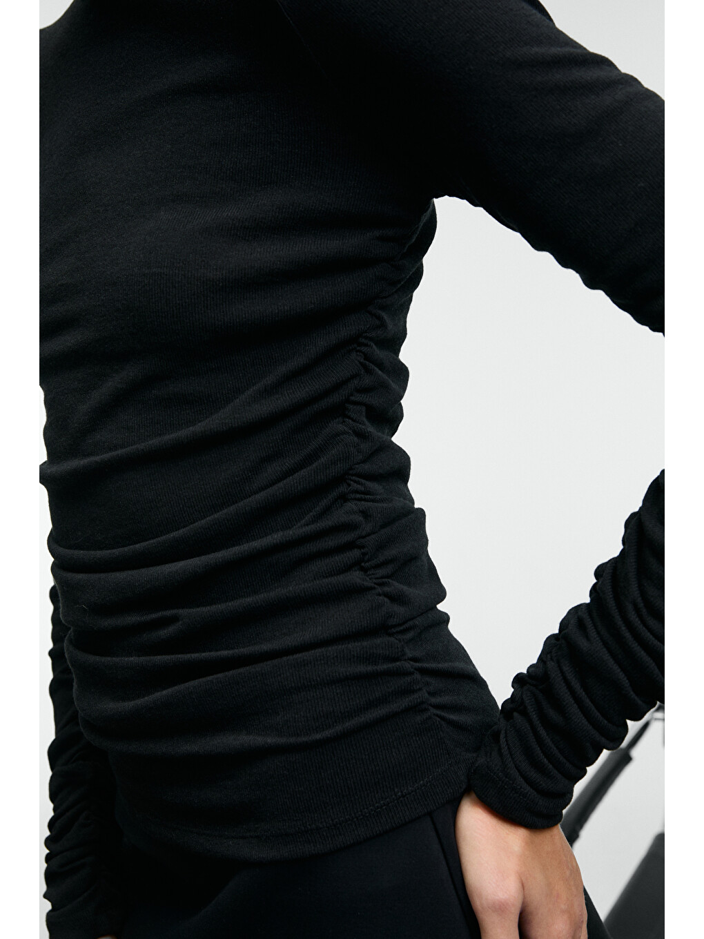 Inssaza Kadın Vücuda Oturan Büzgülü Slim Fit Siyah Bluz-5