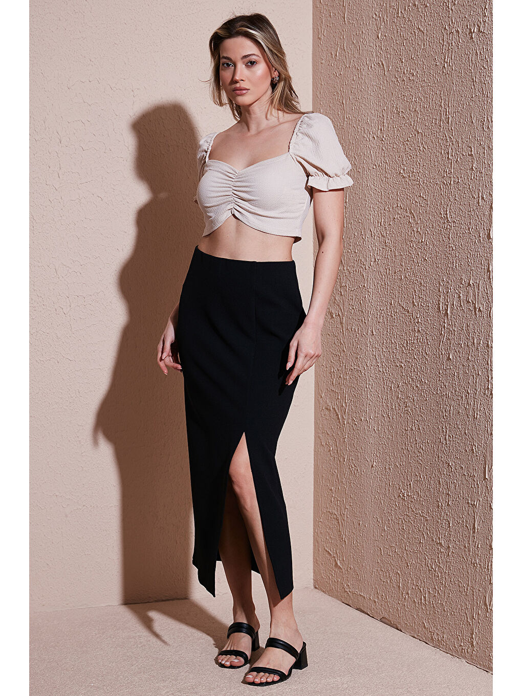 Siyah Standart Fit Yırtmaçlı Midi Boy Etek 25Y0187K1