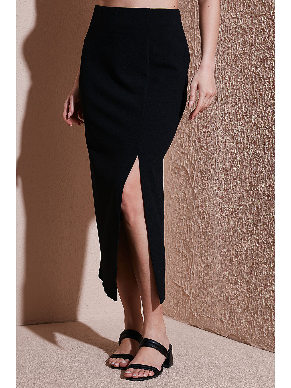 Siyah Standart Fit Yırtmaçlı Midi Boy Etek 25Y0187K1-1