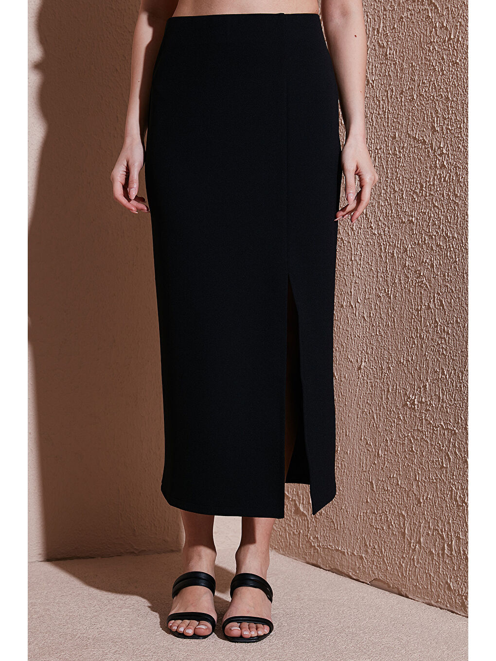 Siyah Standart Fit Yırtmaçlı Midi Boy Etek 25Y0187K1-3