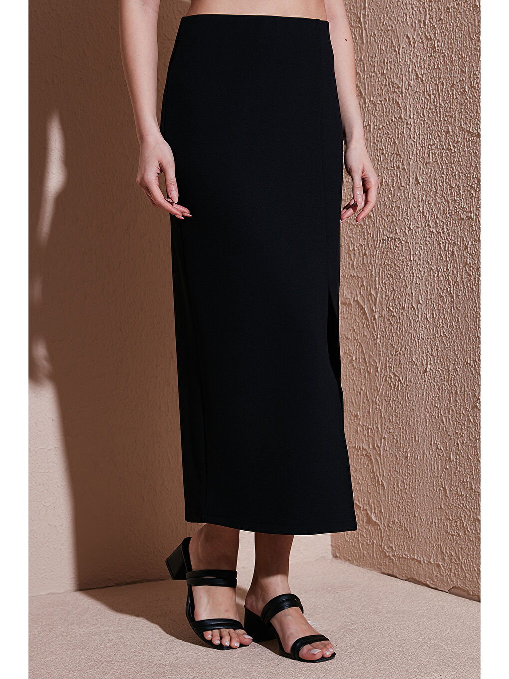 Siyah Standart Fit Yırtmaçlı Midi Boy Etek 25Y0187K1-4