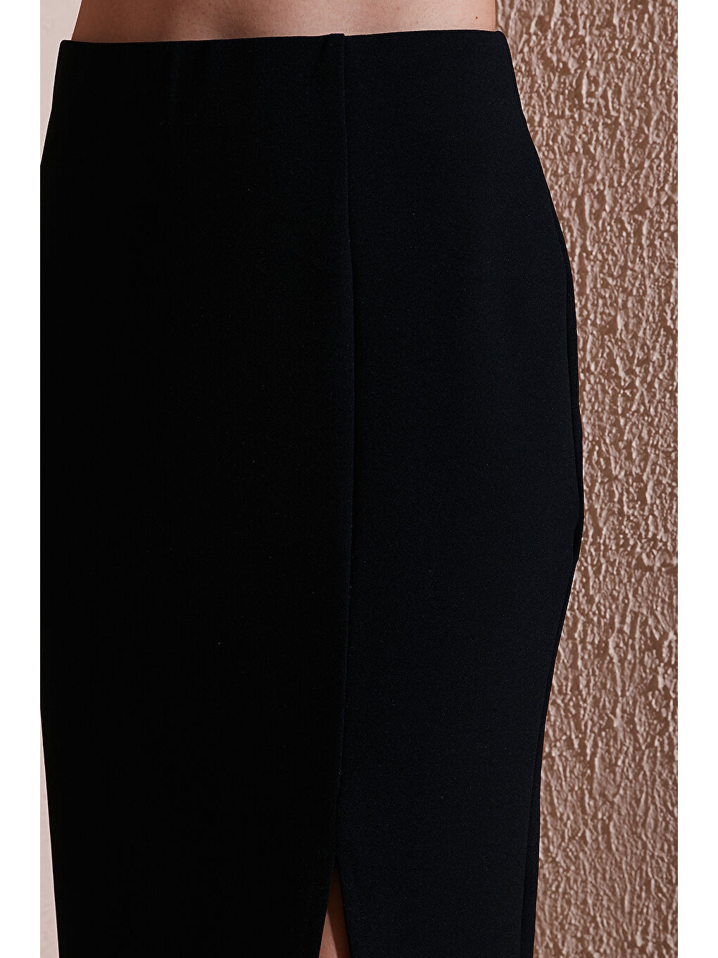 Siyah Standart Fit Yırtmaçlı Midi Boy Etek 25Y0187K1-5