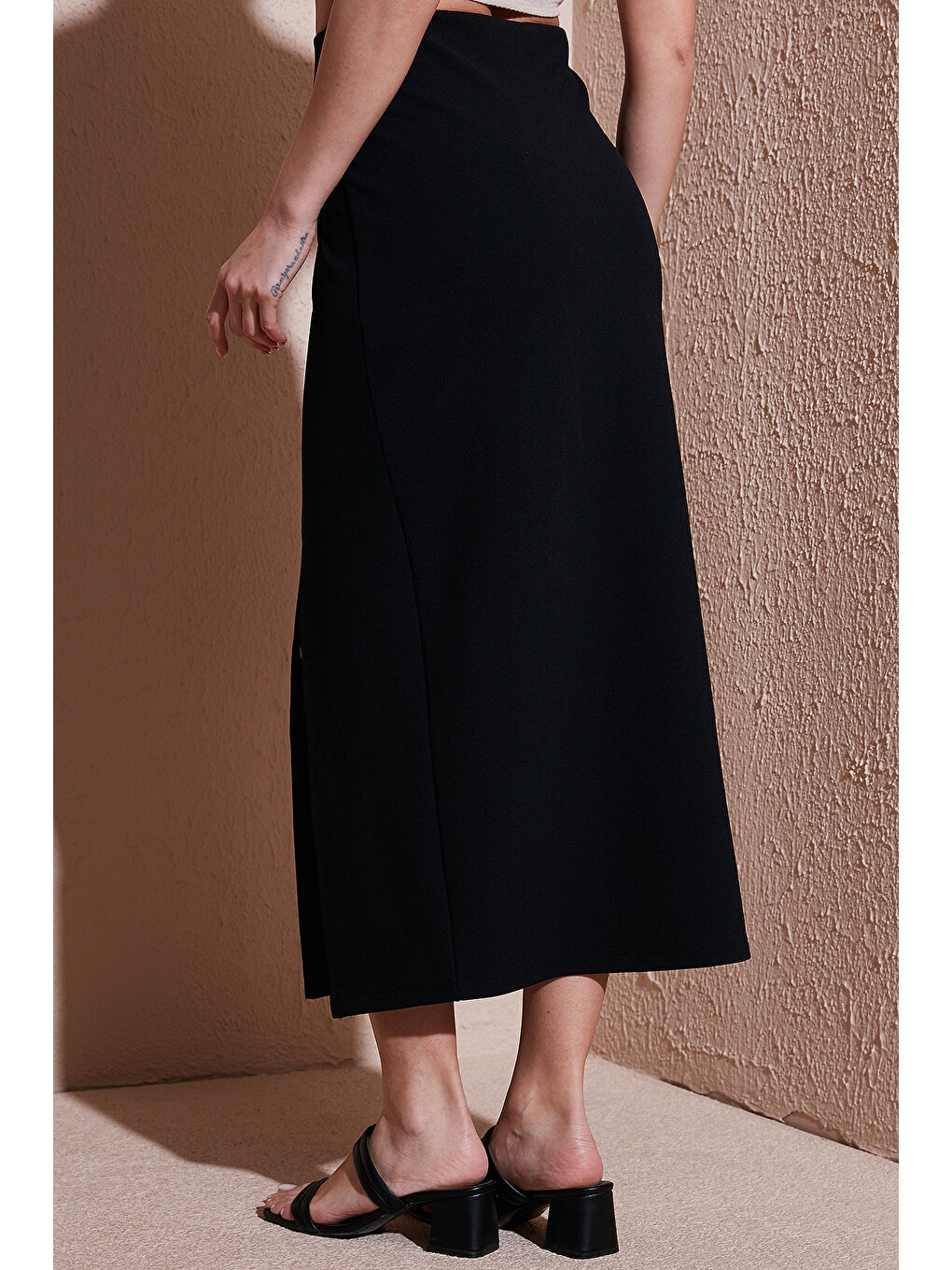 Siyah Standart Fit Yırtmaçlı Midi Boy Etek 25Y0187K1-6