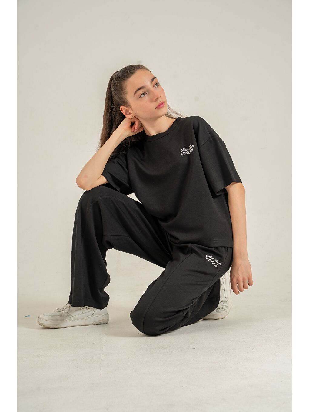 Siyah New Team London Nakışlı Yumaşak Dokulu-Comfort Kumaş Kız Çocuk Alt Üst Eşofman Takımı-2