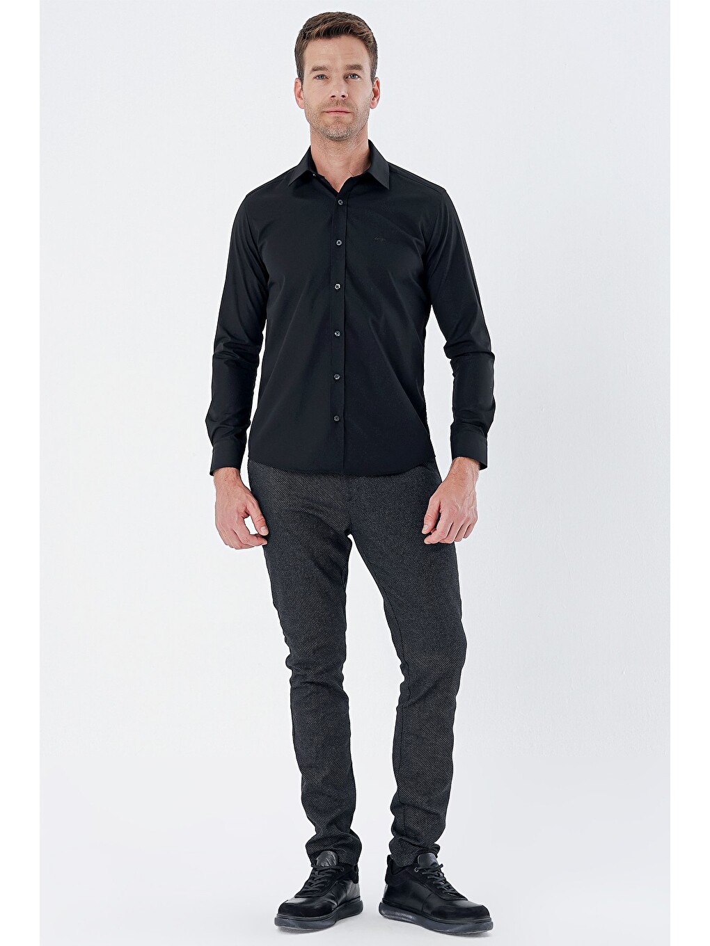 Siyah Uzun Kollu Bez Ayağı Sert Yaka Cepsiz Pamuklu Basic Slim Fit Dar Kesim Gömlek 1004235357-4
