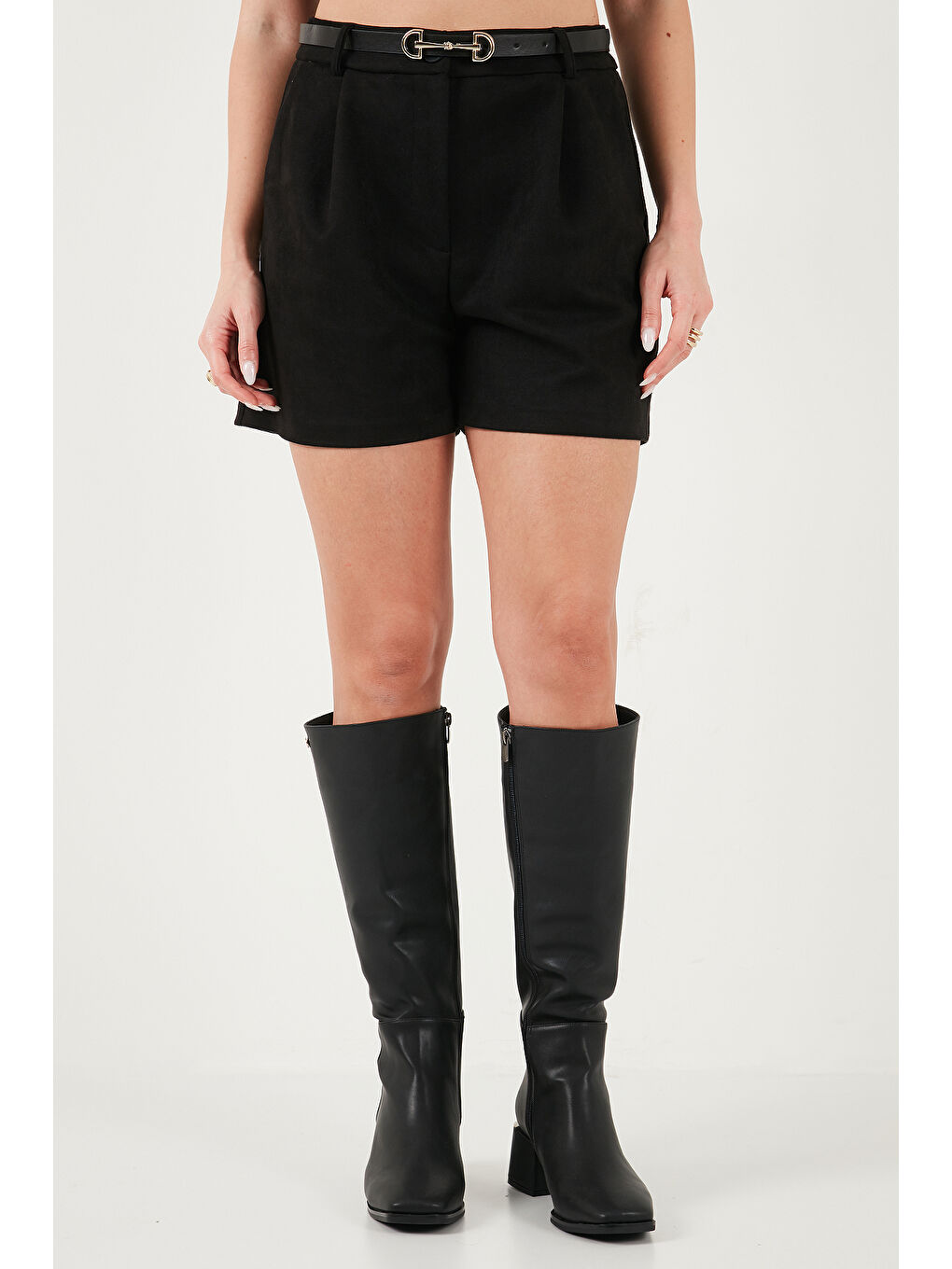 Siyah Regular Fit Yüksek Bel Süet Dokulu Pile Detaylı Şort 6522022-1