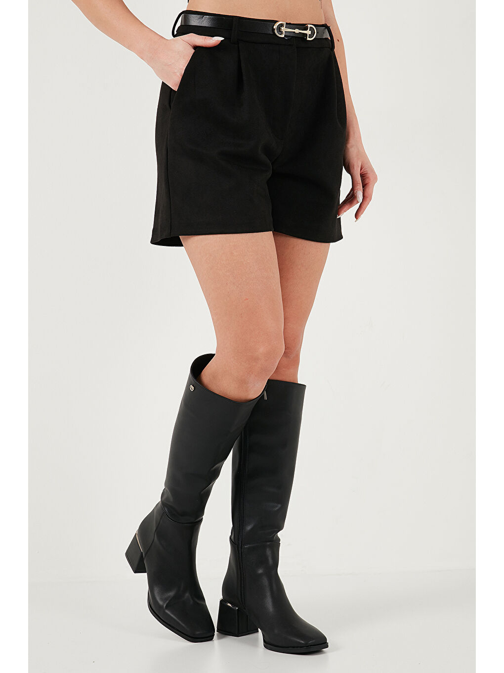 Siyah Regular Fit Yüksek Bel Süet Dokulu Pile Detaylı Şort 6522022-2