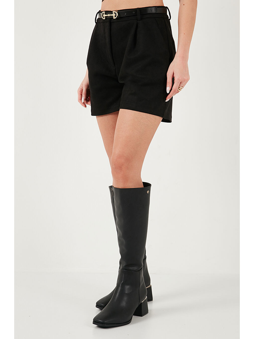 Siyah Regular Fit Yüksek Bel Süet Dokulu Pile Detaylı Şort 6522022-3