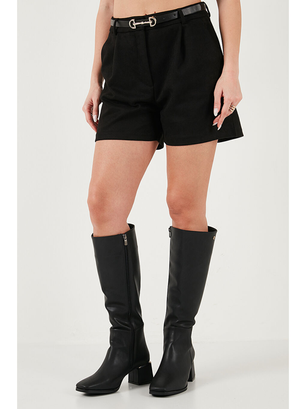 Siyah Regular Fit Yüksek Bel Süet Dokulu Pile Detaylı Şort 6522022-4