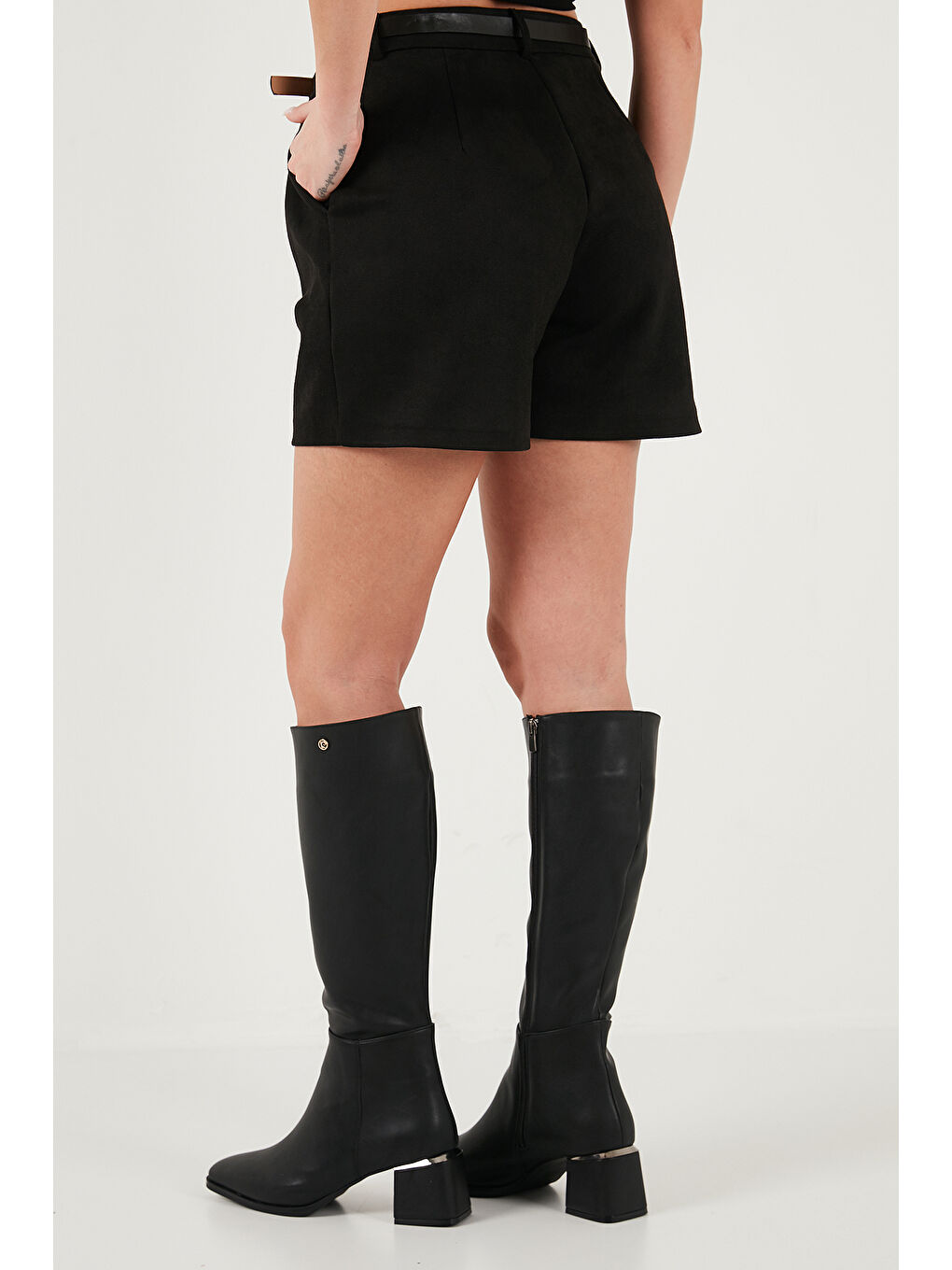 Siyah Regular Fit Yüksek Bel Süet Dokulu Pile Detaylı Şort 6522022-6