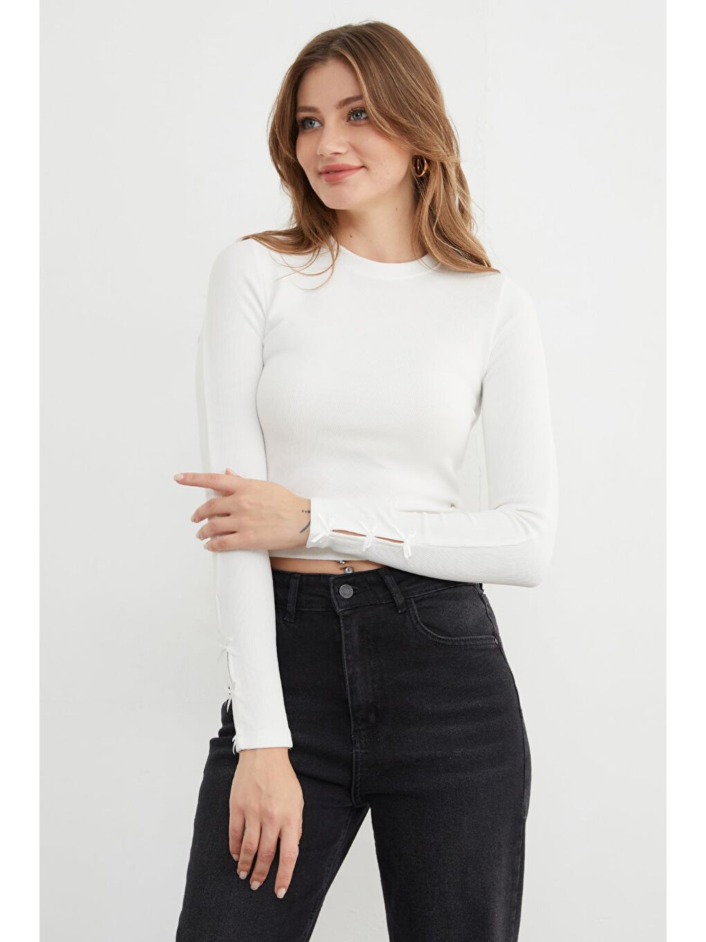 Beyaz Fitilli Kolları Fiyonk Detaylı Bluz-1