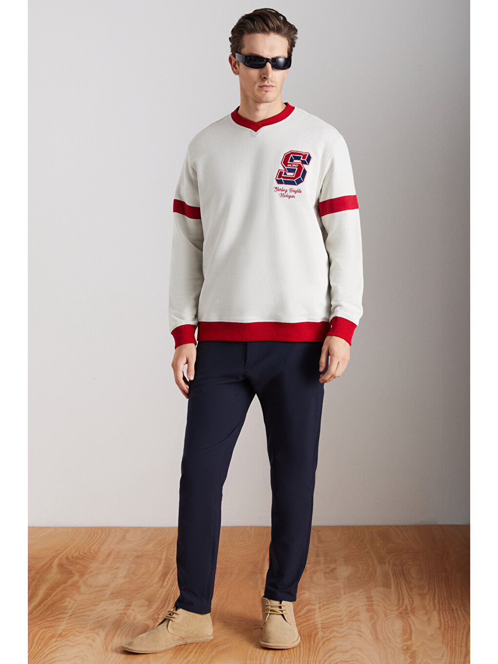 Bej Reynon Erkek V Yakalı Aplikeli Organik Pamuklu İçi Polarlı Yumuşacık V Yaka Taş Sweatshirt-1
