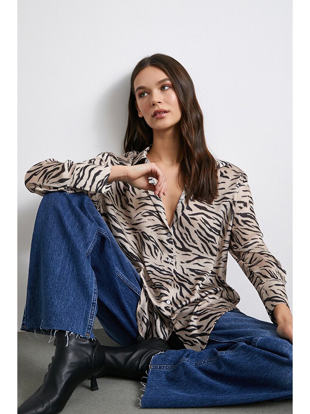 Bej Zebra Desen V Yaka Gömlek Taş