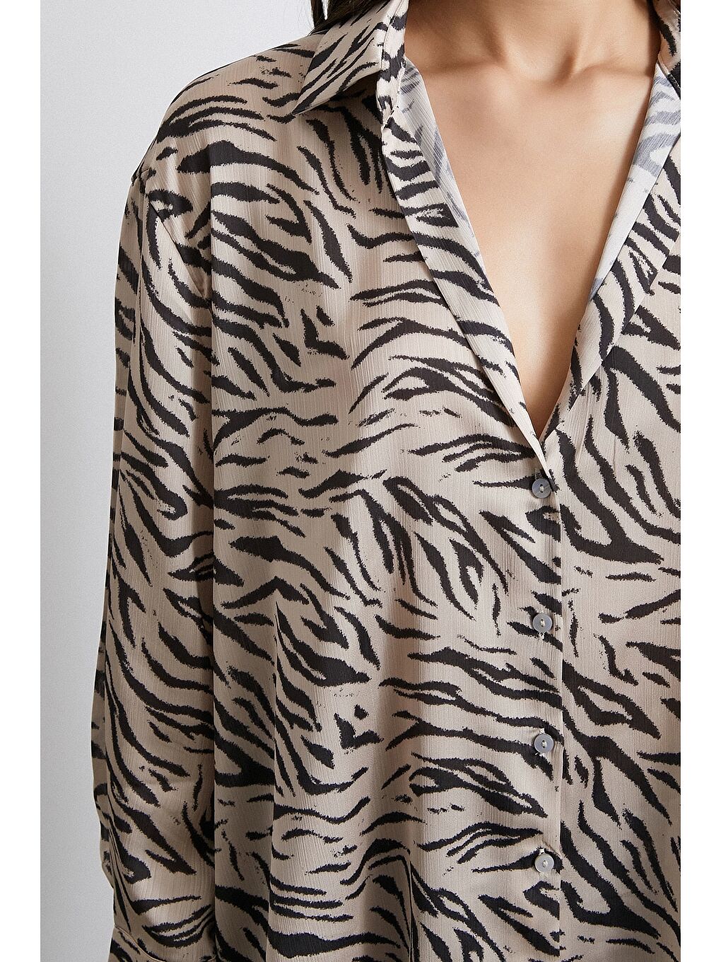 Bej Zebra Desen V Yaka Gömlek Taş-1