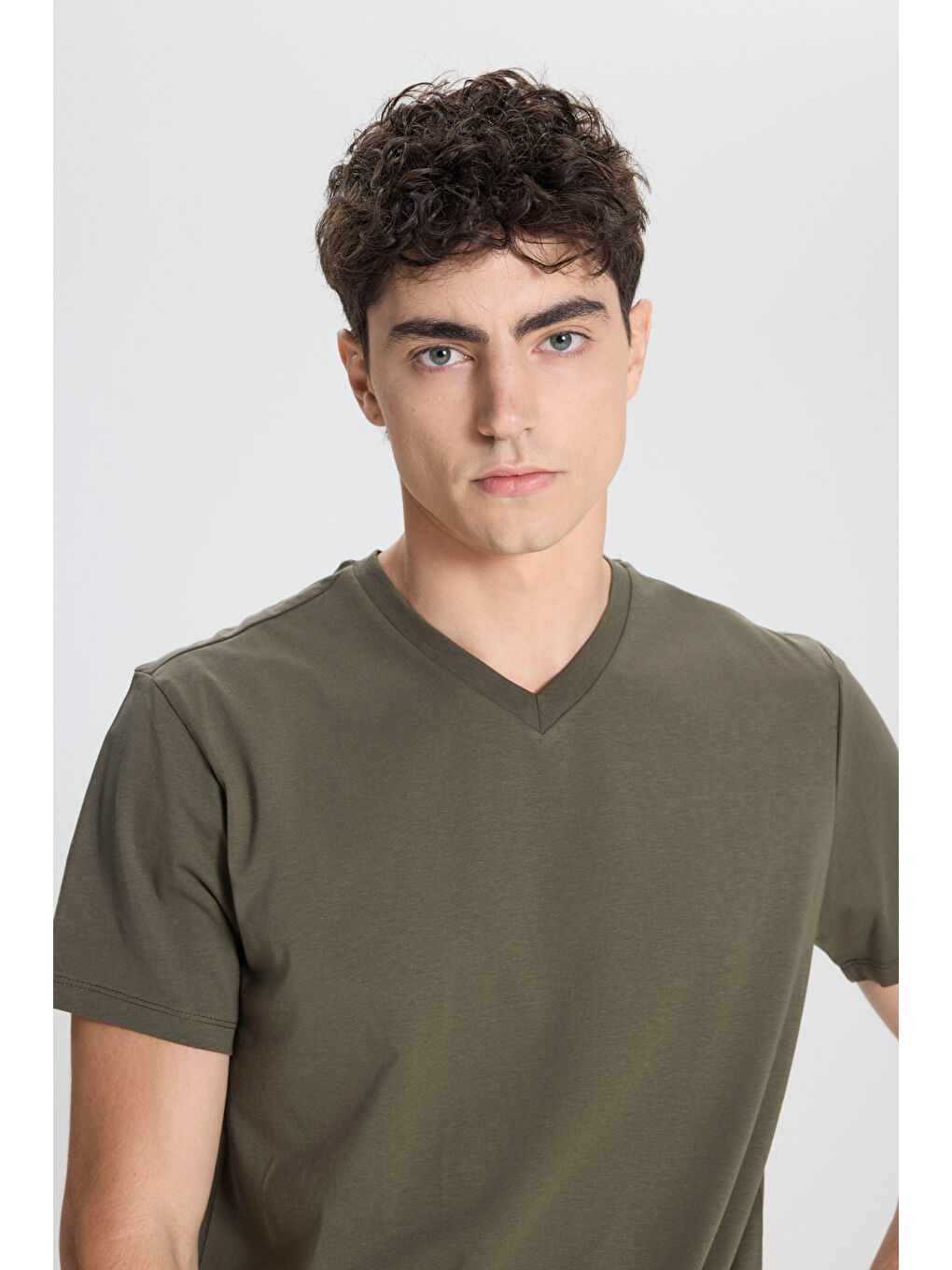 Erkek Haki Slim Fit Dar Kesim V Yaka Pamuklu V Yaka Kısa Kollu Tişört-3