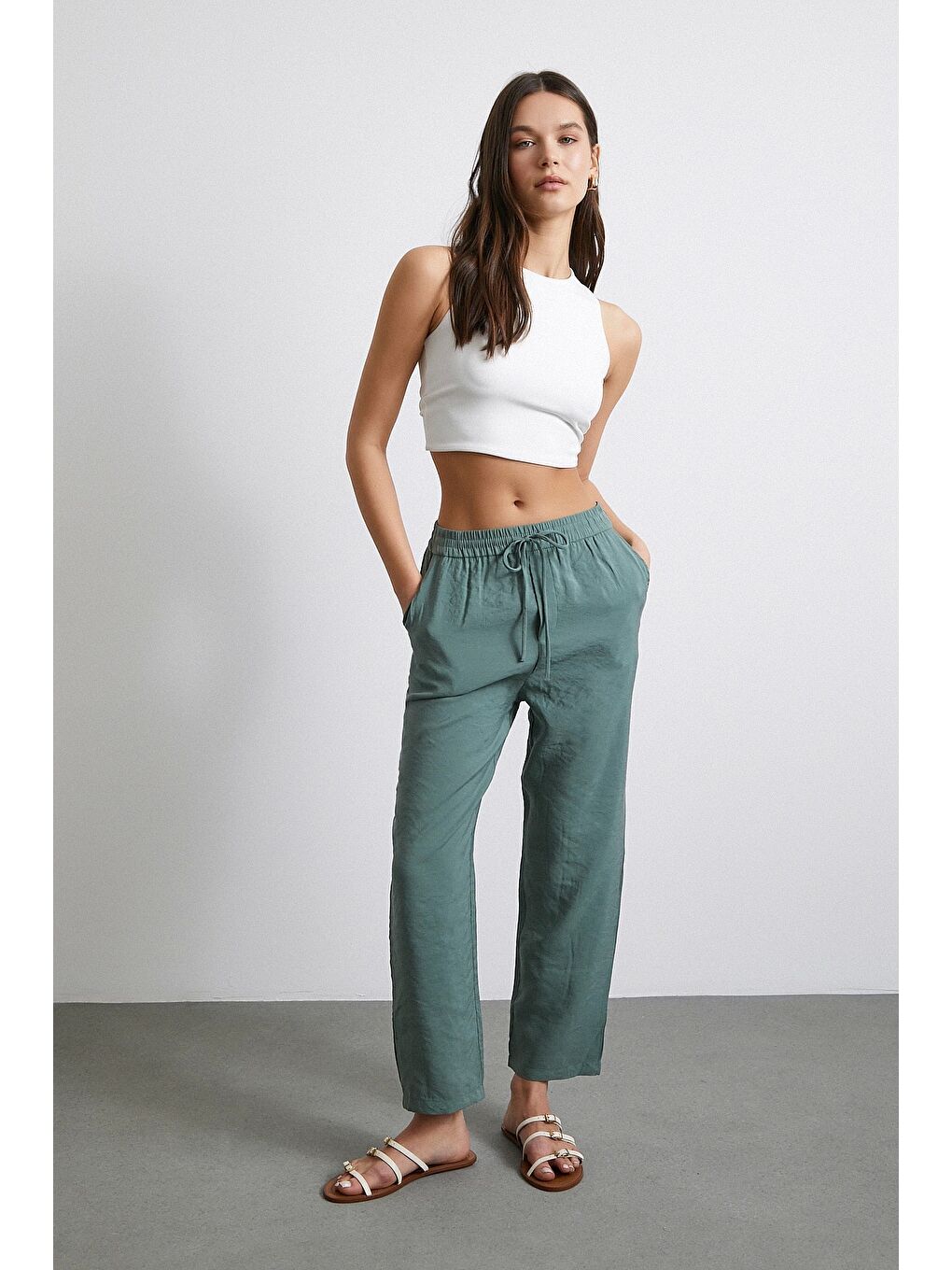 Beli Lastikli Arkası Cepli Rahat Pantolon Haki