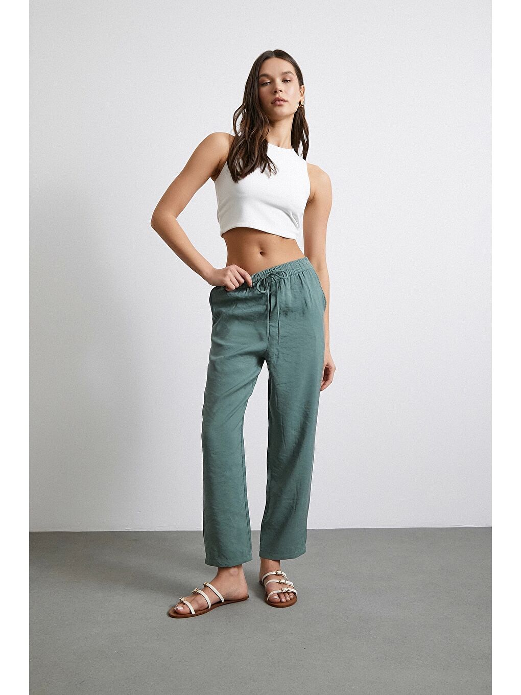 Beli Lastikli Arkası Cepli Rahat Pantolon Haki-1