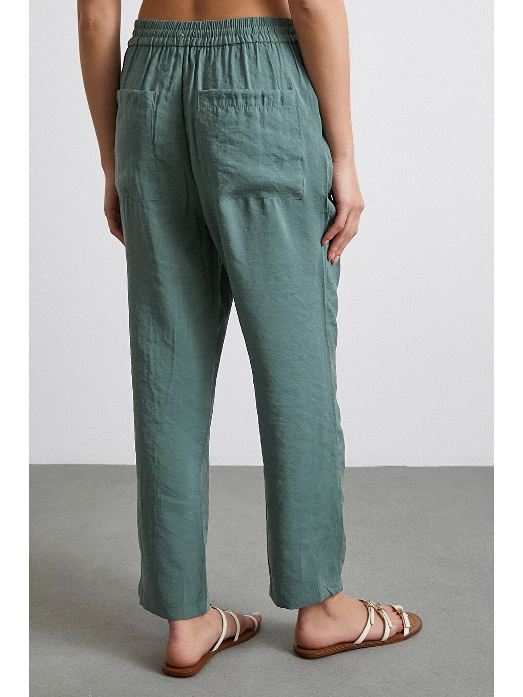 Beli Lastikli Arkası Cepli Rahat Pantolon Haki-5