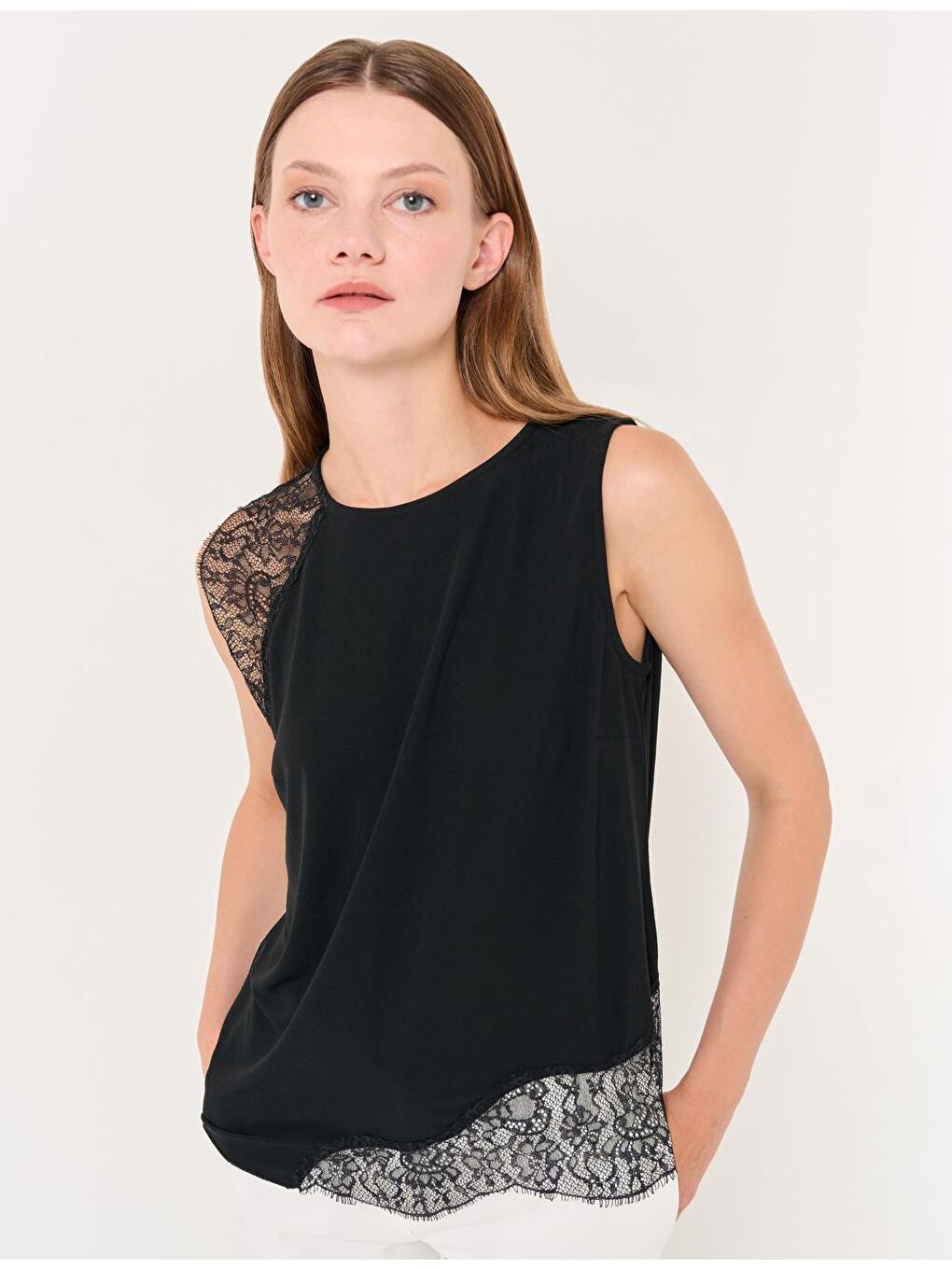 Siyah Yuvarlak Yaka Kolsuz Nakışlı Bluz