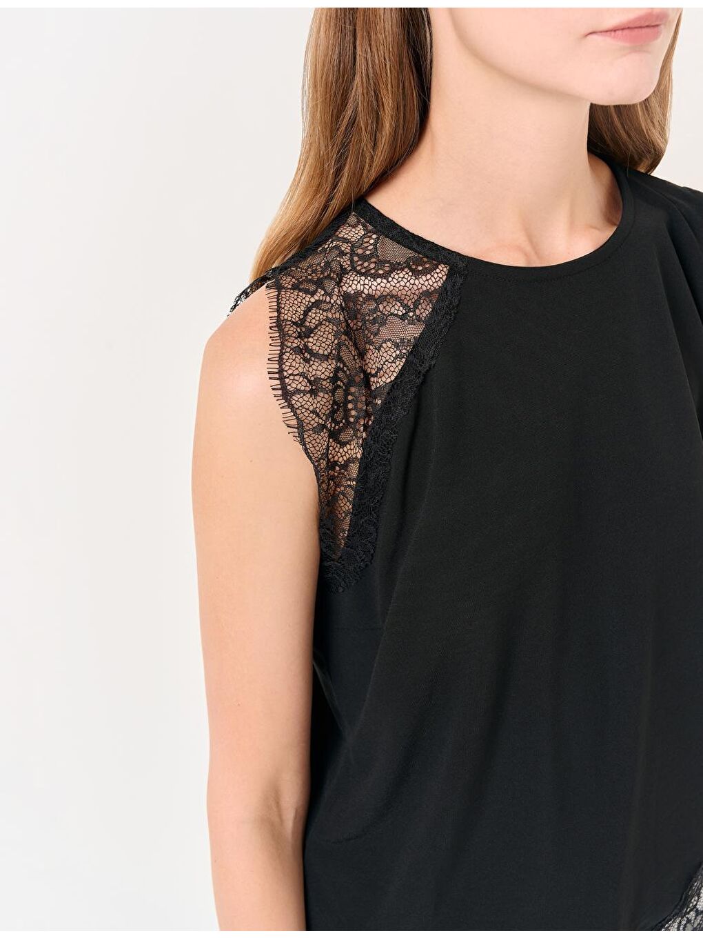 Siyah Yuvarlak Yaka Kolsuz Nakışlı Bluz-1