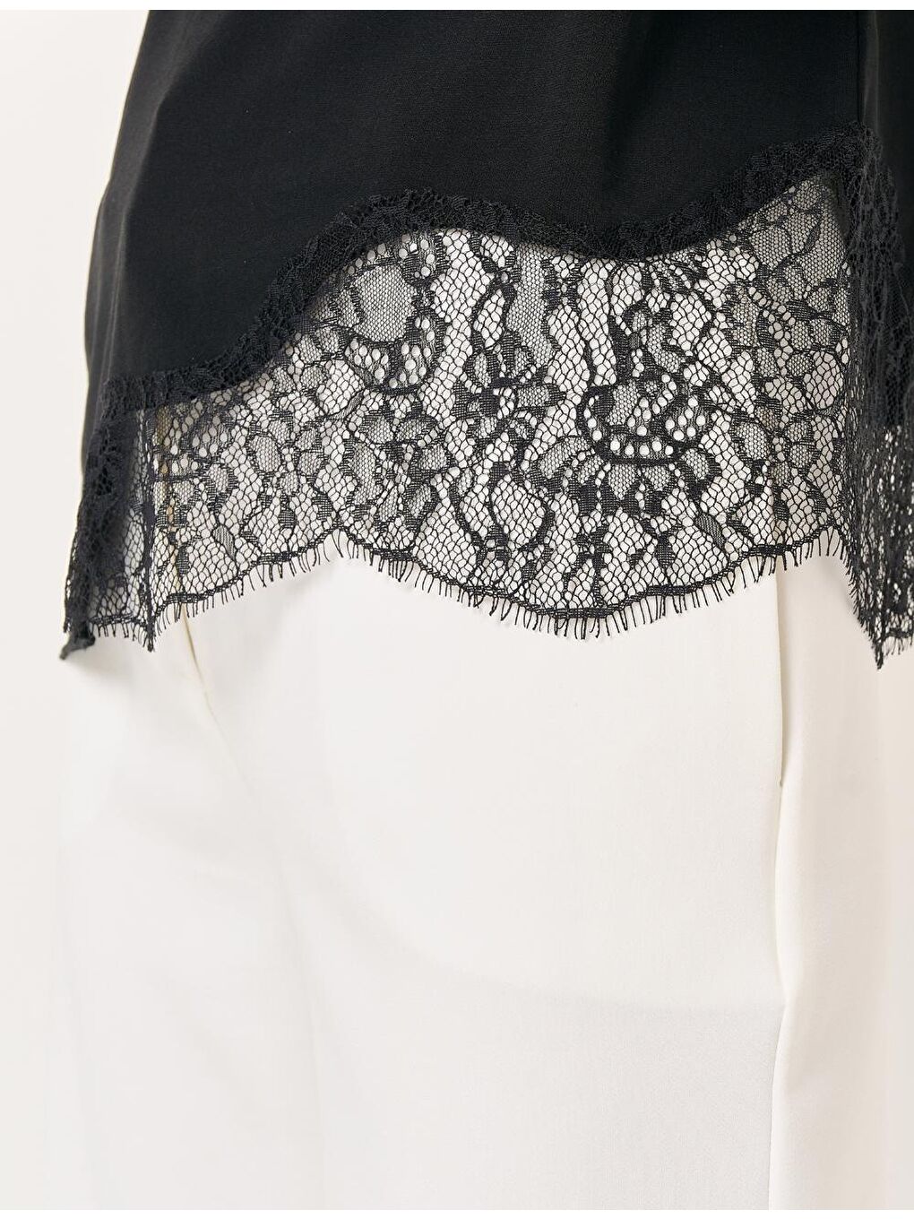 Siyah Yuvarlak Yaka Kolsuz Nakışlı Bluz-2