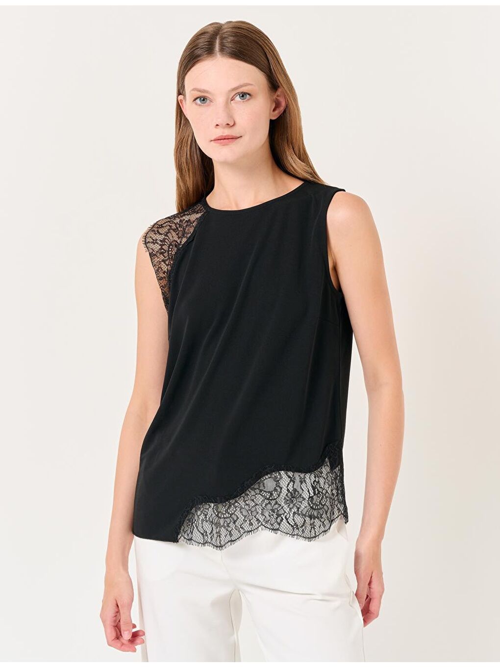 Siyah Yuvarlak Yaka Kolsuz Nakışlı Bluz-3