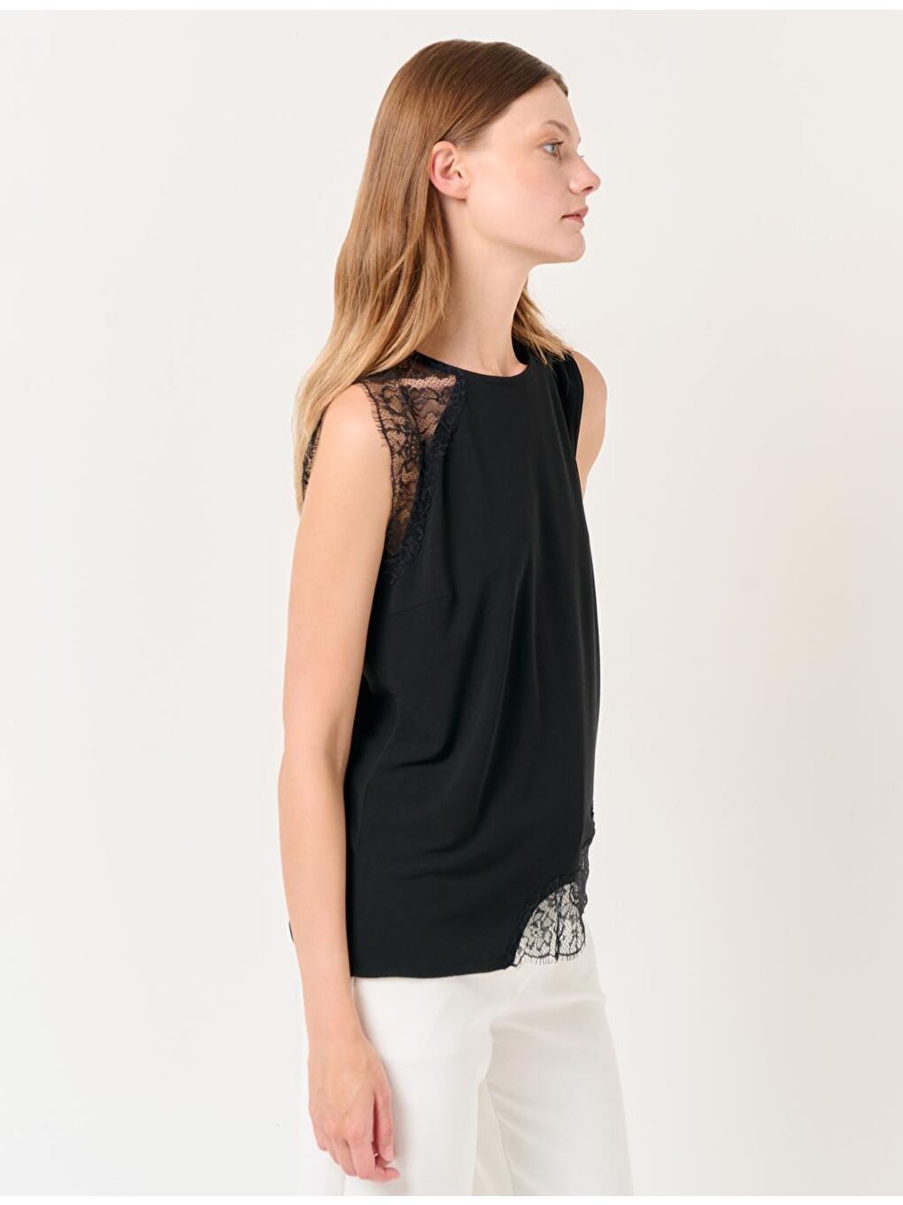 Siyah Yuvarlak Yaka Kolsuz Nakışlı Bluz-4