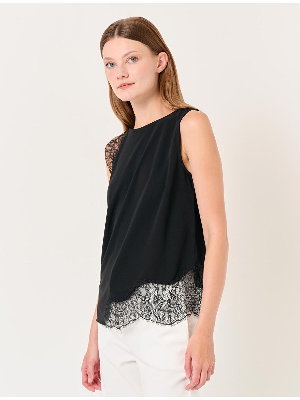 Siyah Yuvarlak Yaka Kolsuz Nakışlı Bluz-5