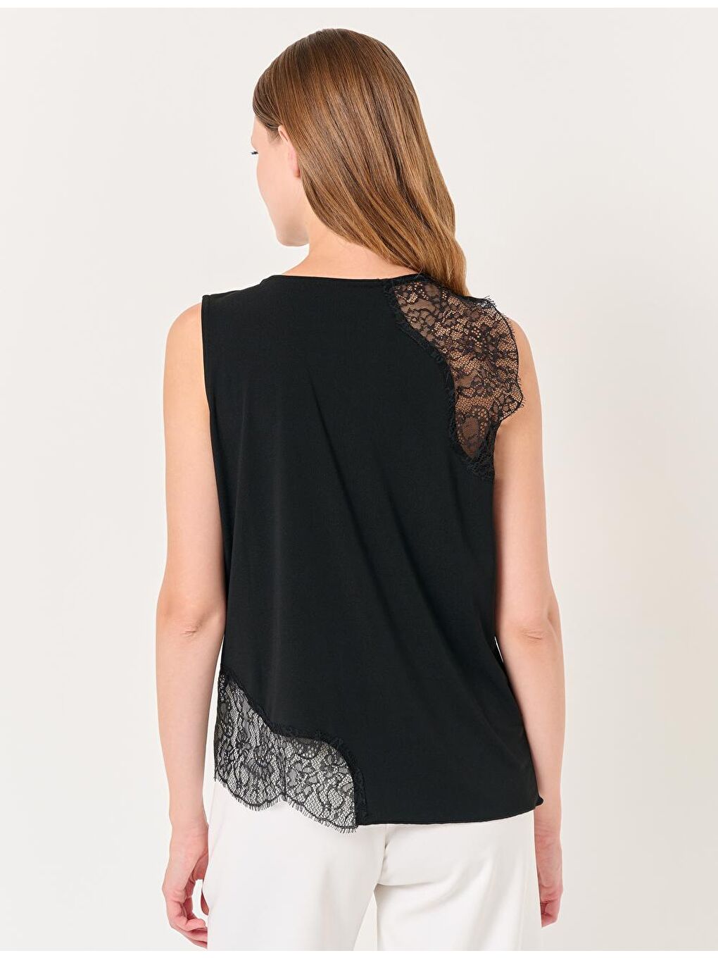 Siyah Yuvarlak Yaka Kolsuz Nakışlı Bluz-6