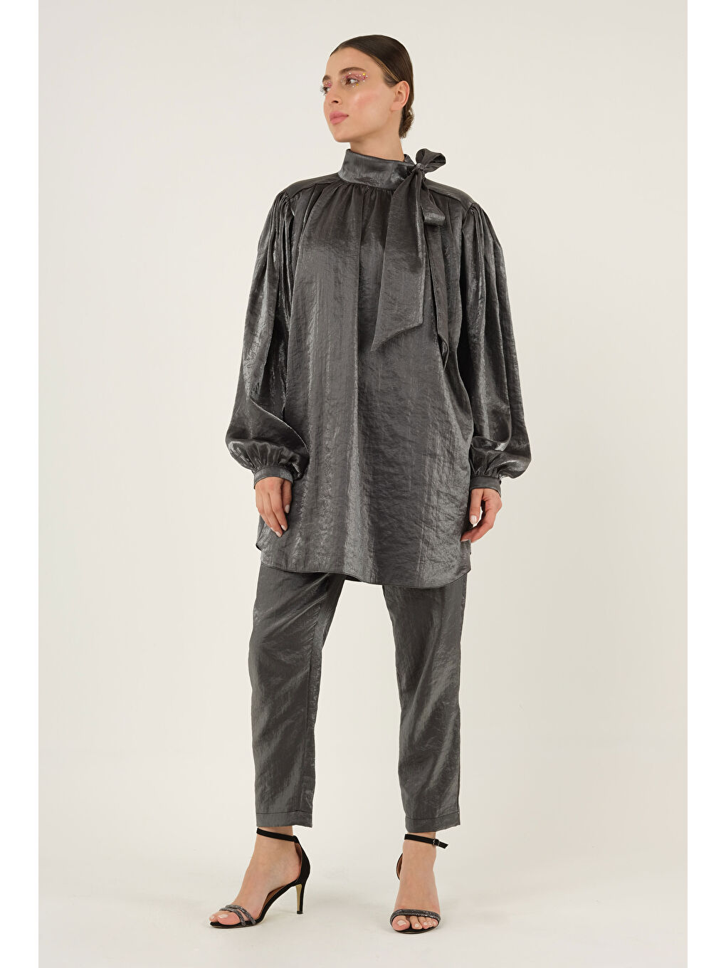 Yakası Bağcıklı Takım Siyah