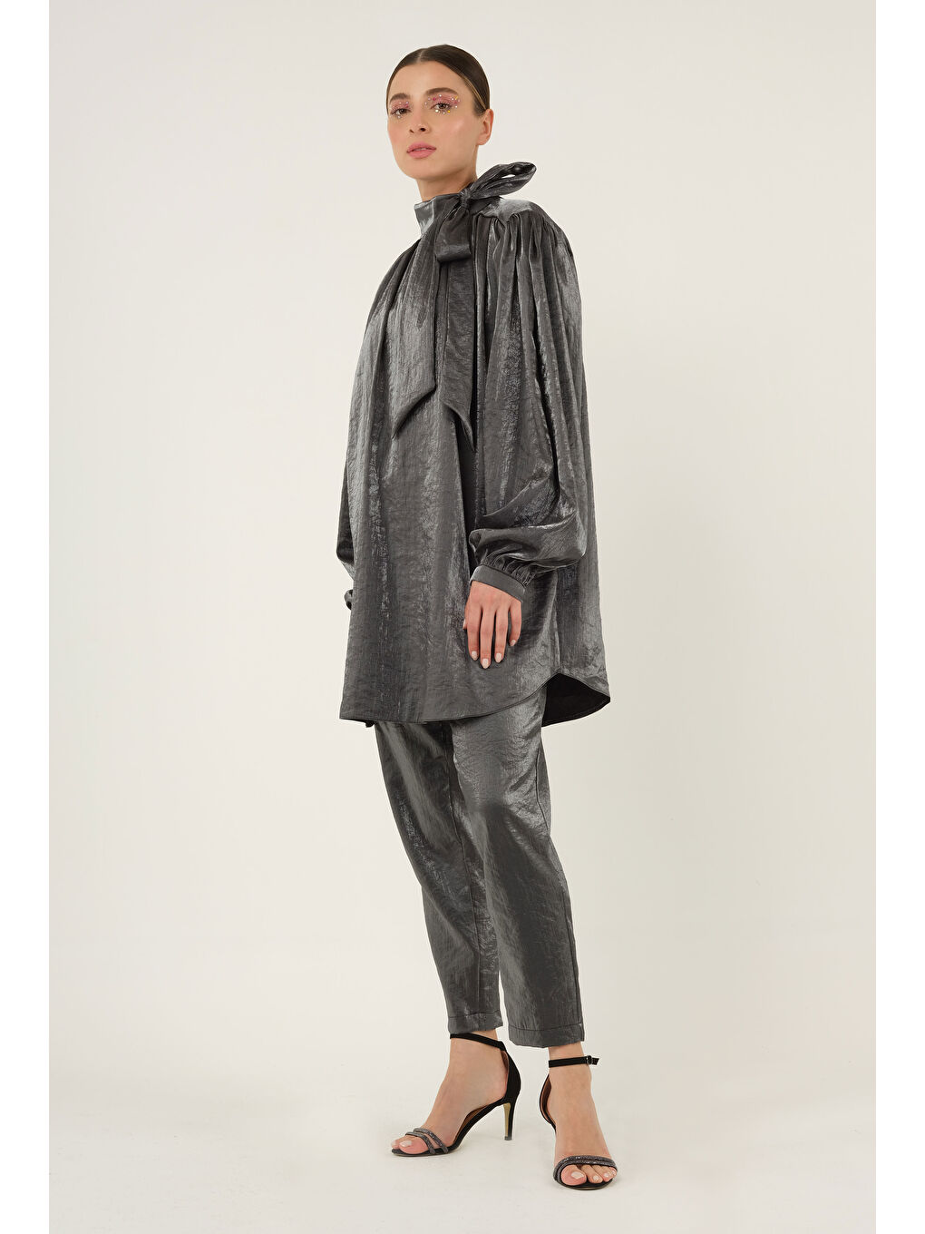 Yakası Bağcıklı Takım Siyah-1