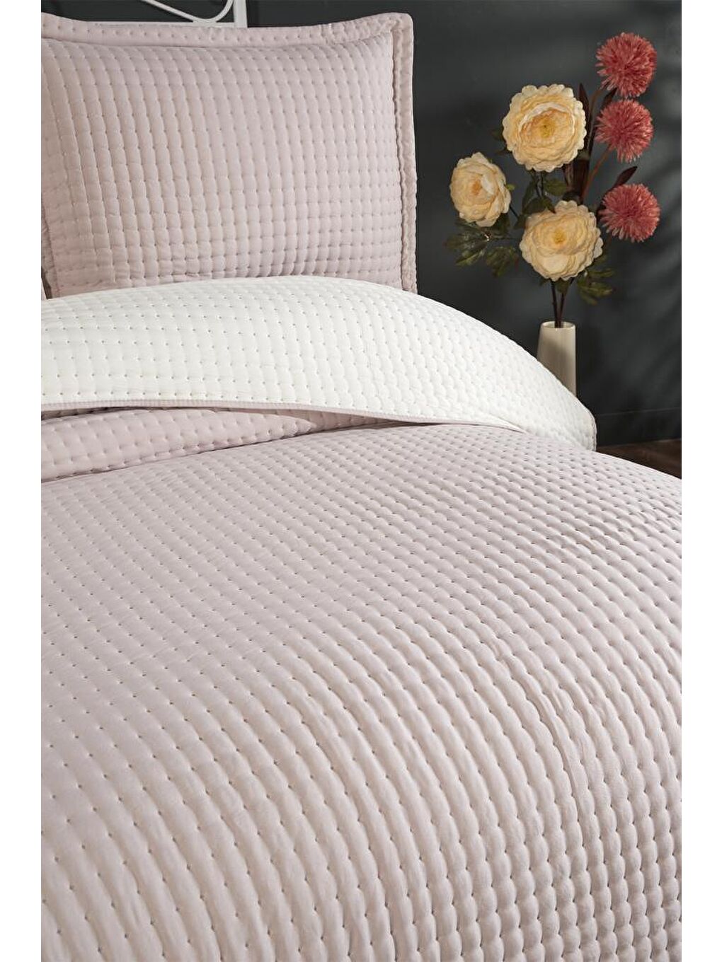 Pembe Elisa Dolgulu Çift Taraflı Çift Kişilik 240x260 Cm Yatak Örtüsü Pudra-3