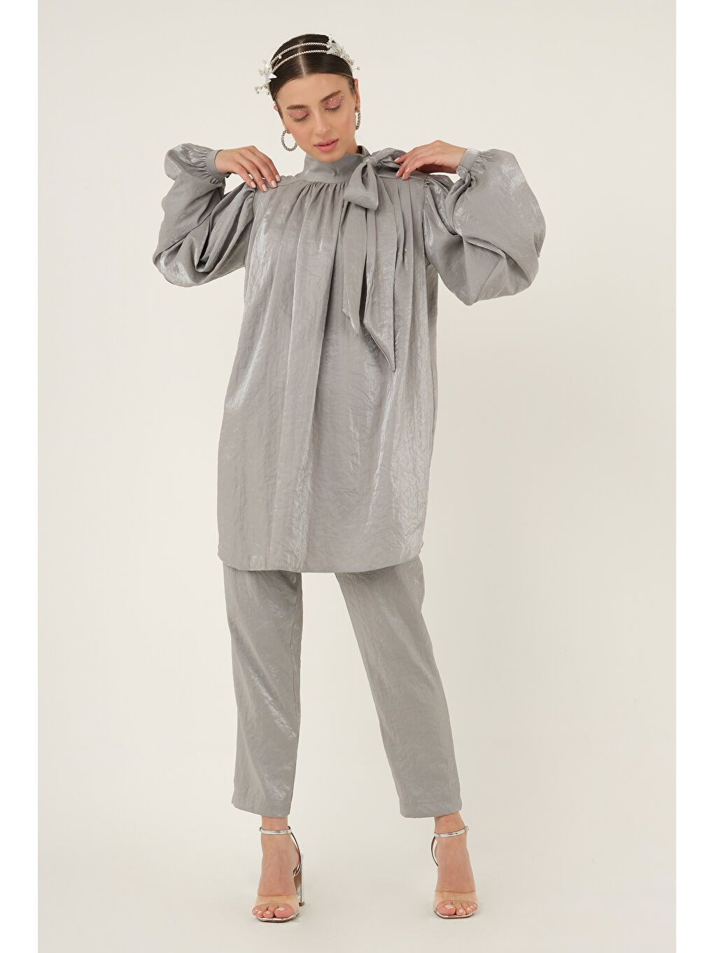 Yakası Bağcıklı Takım Gri