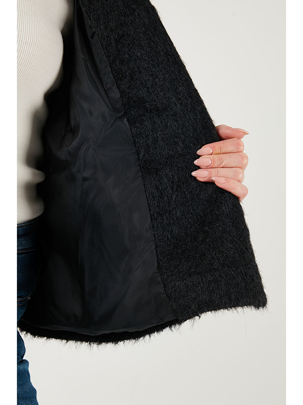 Siyah Oversize Kruvaze Yaka Yumuşak Tüylü Düğmeli Astarlı Mont 6839659-4