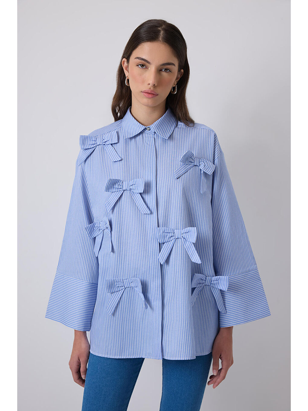 Mavi %100 Pamuklu Fiyonk Detaylı Çizgili Gömlek-1