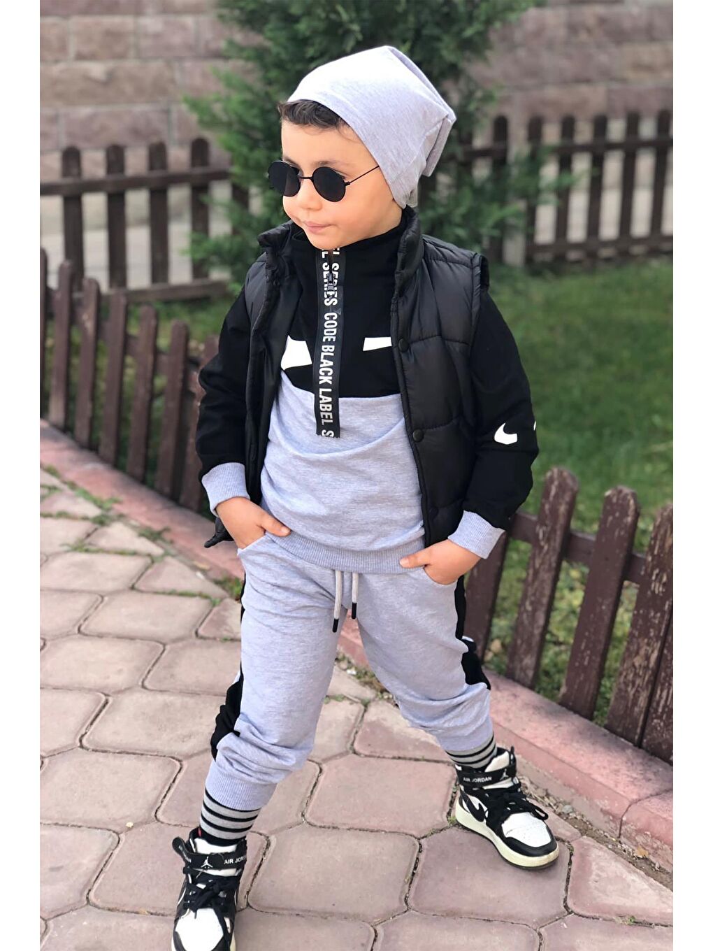 Erkek Çocuk Dijital Baskılı Kapşonlu ve Şişme Yelekli Bereli Siyah Eşofman Takım 2-14Yaş-6