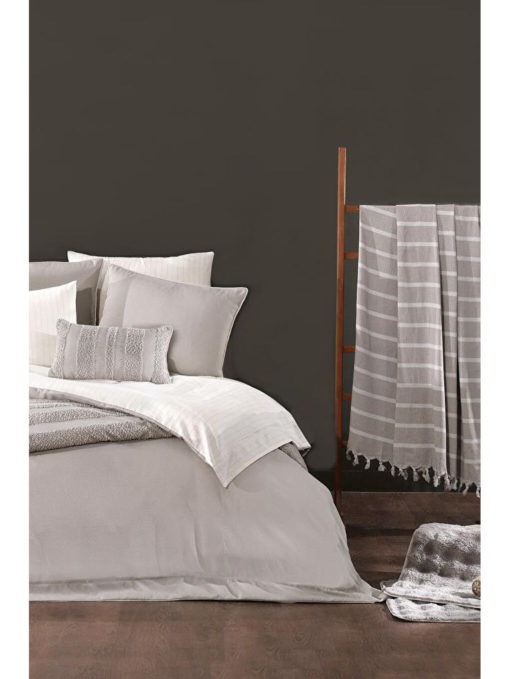 Lipa Lüks Comforter 13 Parça Çeyiz Seti Bej