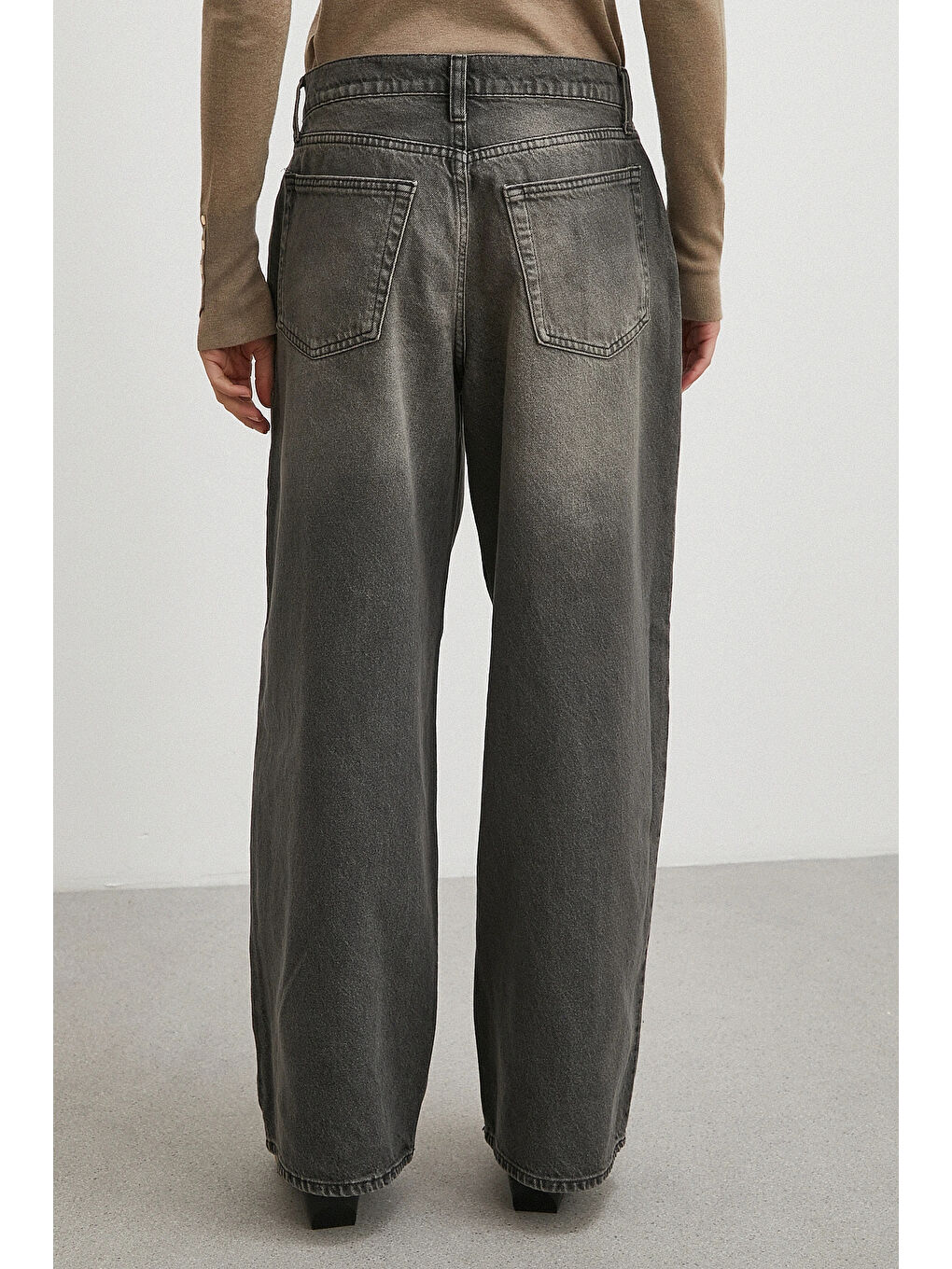 Gri Yüksek Bel Pileli Geniş Paça Jean Füme-5