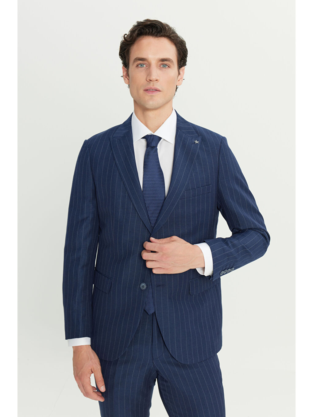 Erkek Lacivert Keten Slim Fit Dar Kesim Kırlangıç Yaka Çizgili Kapak Cepli Takım Elbise